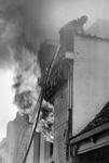 502279 Afbeelding van hoofdbrandwacht Oostveen die op vlucht moet voor de uitslaande vlammen van het brandende café van ...